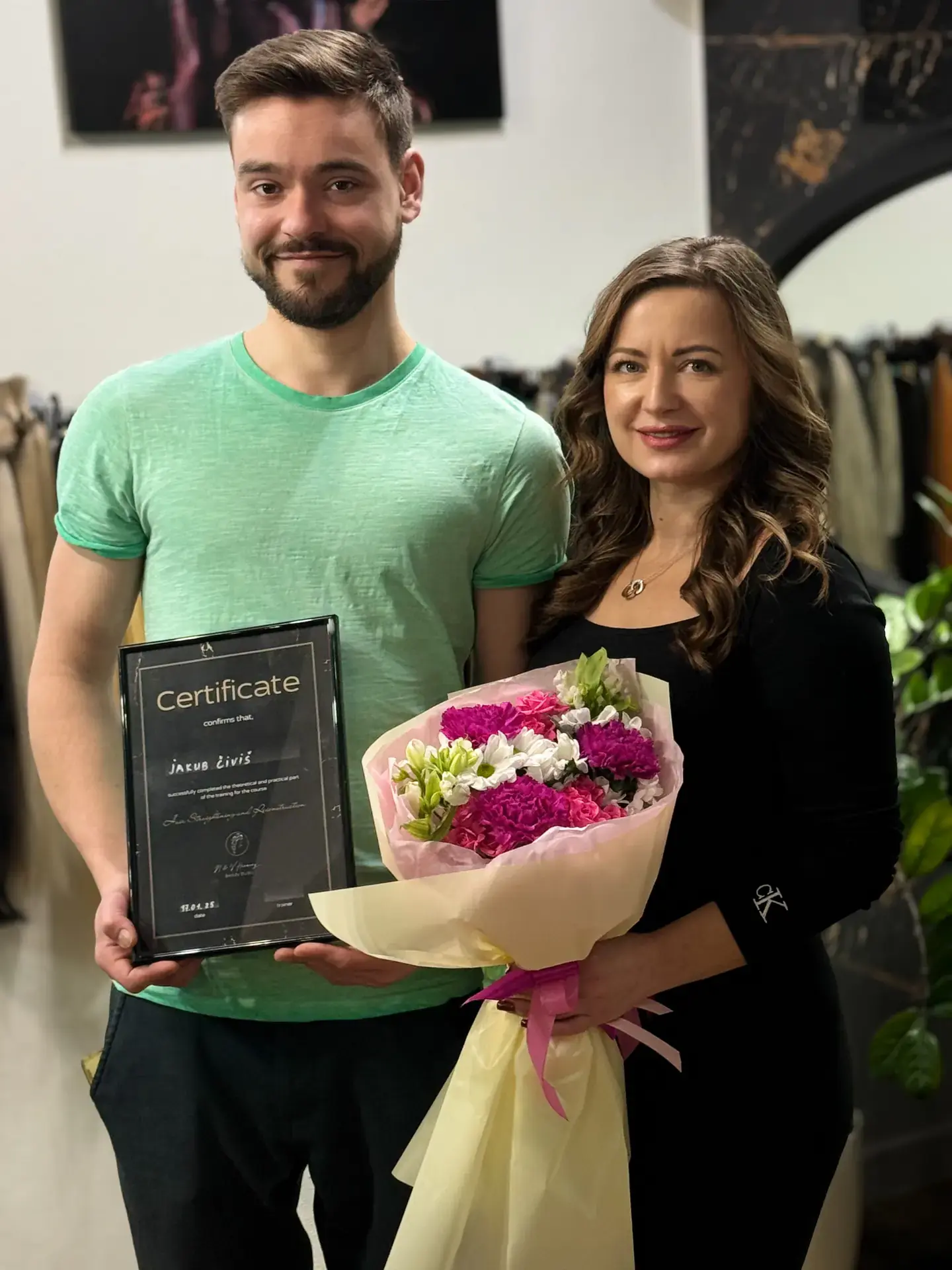 Випускник курсу з сертифікатом та квітами